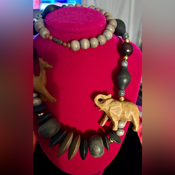 Exotic wood hand carved animal bead necklace.  Rare from the 1980’s - Picture 3 of 4